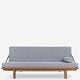 Poul Volther / Klassik Studio.
Volther Daybed med stel i olieret egetræ med hynde i tekstil - Hallingdal 65 
(farve: 116).
Leveringstid: 6-8 uger

