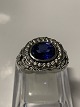 Signet Herrering i sterlingsølv med blå / klare sten.
Størrelse. 62.