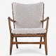 Hans J. Wegner / AP Stolen
AP 16 - Lænestol betrukket i lammeskind (farve: Moonlight) med stel i patineret 
eg.
1 stk. på lager

