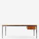 Poul Kjærholm / Fritz Hansen.
PK 55 - Arbejdsbord/skrivebord med plade og skuffemodul i oregon pine og stel i 
stål. Fra 1985. Mærket fra producent.
1 stk. på lager
