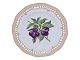 Flora DanicaFrugttallerken med blommer og gennembrudt kant 22,5 cm. #3554