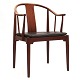 Hans J Wegner Kinastol. Hans Jørgen Wegner, 1914-2007, Kinastol i mahogni med sort læderhynde. Fremstillet af Fritz Hansen år 1990. God stand med lettere patinering