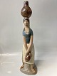 Lladro, Stor Spansk figur: Pige med vandkandeHøjde 47 cm.