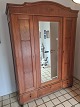Klædeskab Kr. 4200,-