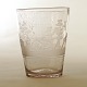 Rigt dekoreret olielampe glas indgraveret med navnet "Ole Jensen Hofgaard" og landskab med huse, træer og løvejagt. Ca. år 1740. H: 12,2cm
