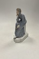 Royal Copenhagen Figur, Eftertænksom kvinde der læser Designet af Christian Thomsen No 435