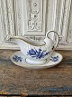 Royal Copenhagen Blå Blomst svejfet med guldkant saucekande på fast underfad 1850-1898