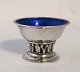 Georg Jensen. Sterling saltkar med blå emalje. Design 180. Diameter 5,5 cm. Produceret 1925-1932.