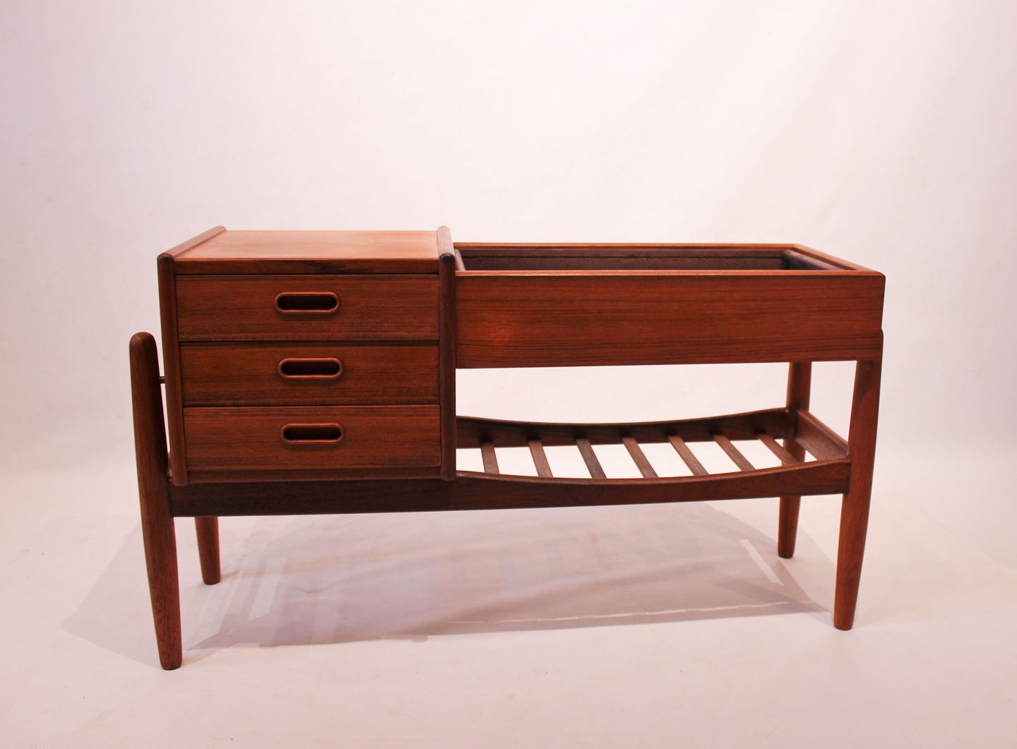 KAD - Small sideboard of designed by Vodder from the 1960s. * 5000m2 showroo - Small sideboard of teak designed by Arne Vodder from the 1960s. * 5000m2 showroo