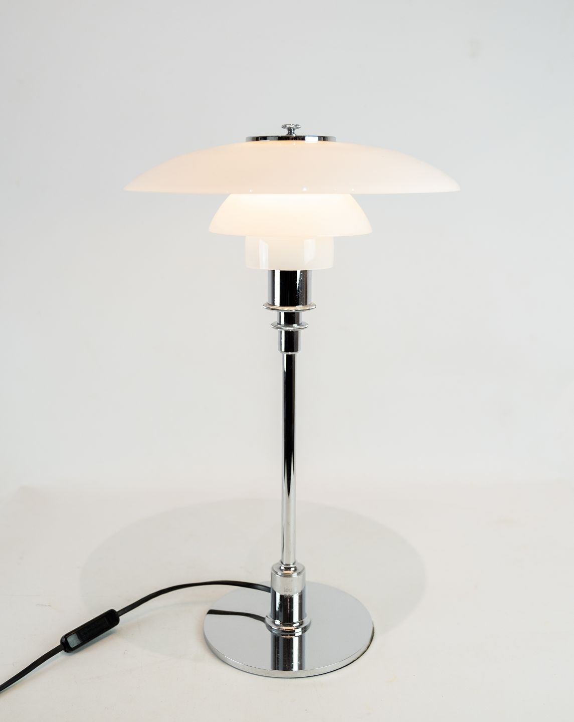 KAD ringen - PH 3/2 bordlampe med krom stel og hvidt opal glas skærme, designet af Poul Henni - PH 3/2 bordlampe med krom stel og opal glas skærme, designet af Poul Henni
