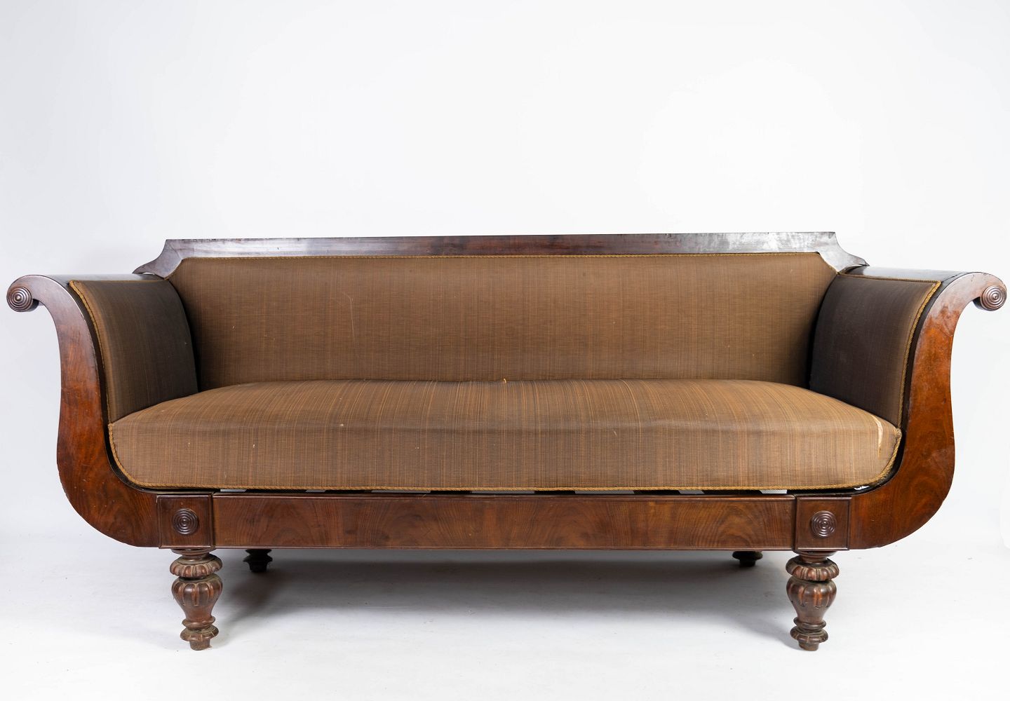 ringen - Antik sofa polstret med brunt stof of stel af mørkt træ fra 1860. * 5000m2 - Antik sofa polstret med brunt stof of stel af mørkt træ fra 1860. 5000m2 udsti