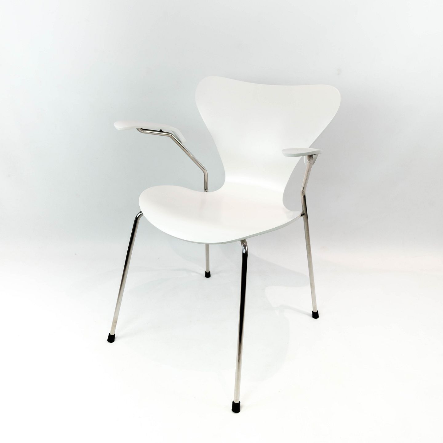 Bekendtgørelse helvede smidig KAD ringen - Hvid Syver stol, model 3207, med armlæn designet af Arne  Jacobsen i 1955 og frem - Hvid Syver stol, model 3207, med armlæn designet  af Arne Jacobsen i 1955 og frem