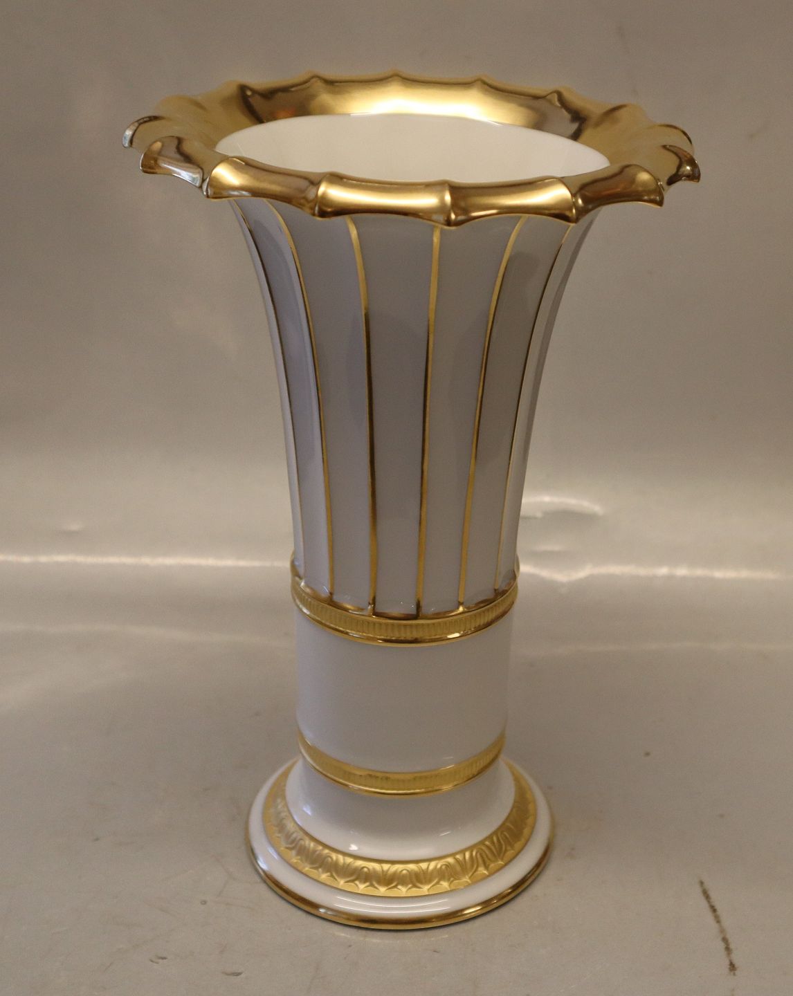 KAD ringen - Royal Copenhagen RC 8569 Hetsch 26.5 cm with gold - Royal Copenhagen RC 8569 Hetsch Vase 26.5 cm with