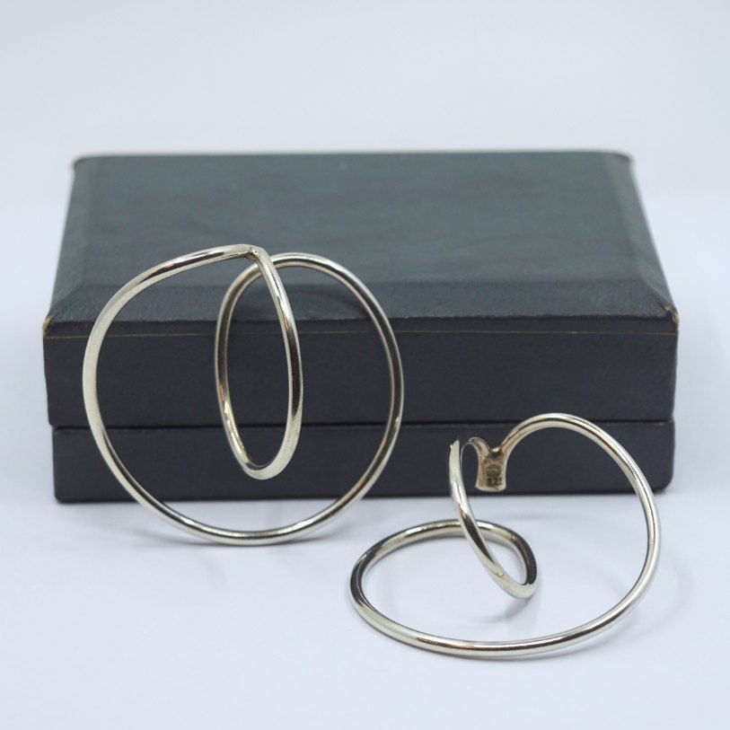 KAD ringen - Georg Jensen, Allan Scharff; A pair of ear rings in