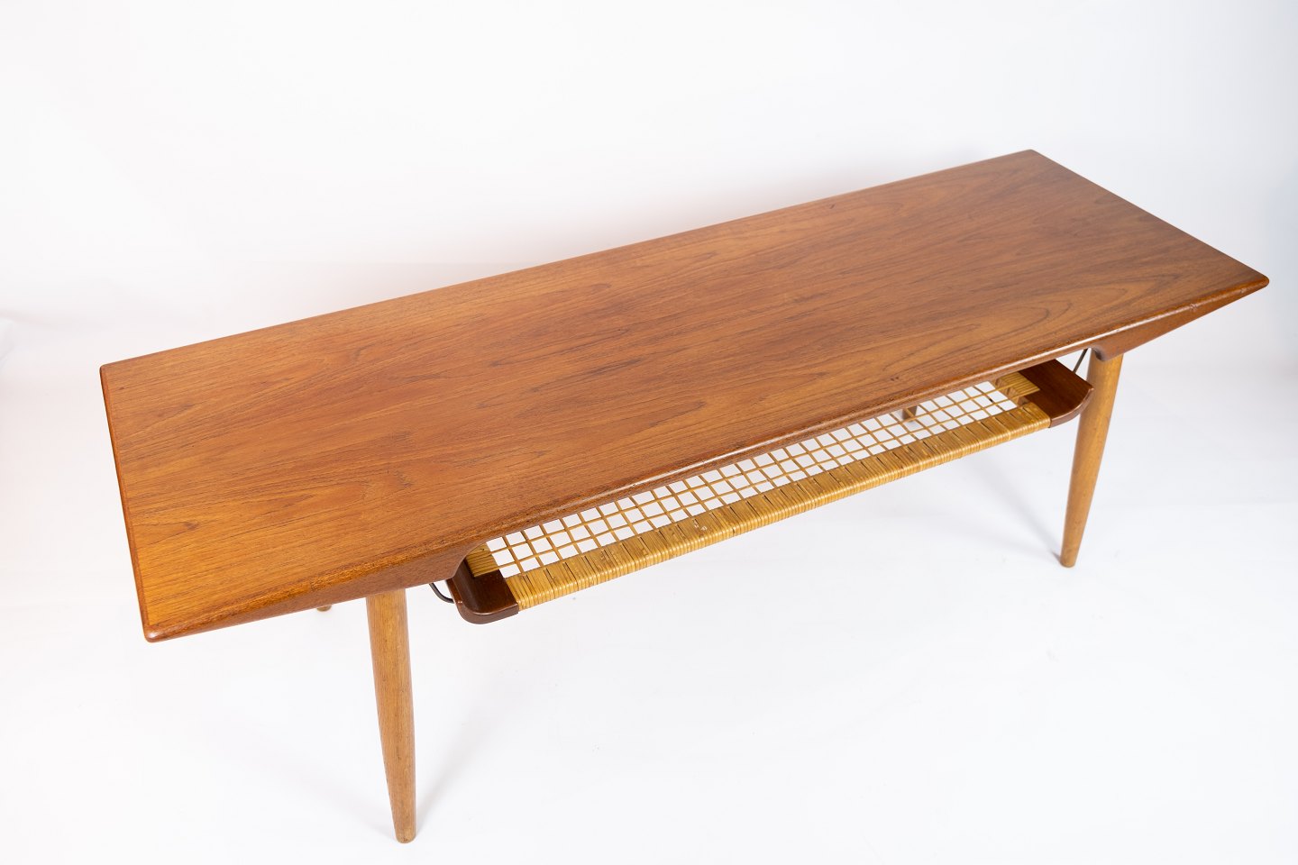 KAD ringen - Sofabord i teak med af dansk design fra 1960erne. * 5000m2 udstilling. - Sofabord i teak med flethylde af design fra 1960erne. 5000m2 udstilling.
