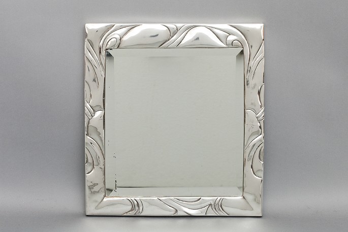 Hans Peter Hertz & Mogens Ballin.
Mirror.
Silver-plated pewter
Marked:
HB
73 Danmark 
1819.
Art Nouveau.
Nice condition.
Good condition
1 pc. in stock
