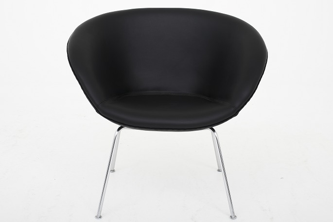 Arne Jacobsen / Fritz Hansen
AJ 3318 - Grydestol i sort læder med ben af stål
Pæn, brugt stand
1 stk. på lager
