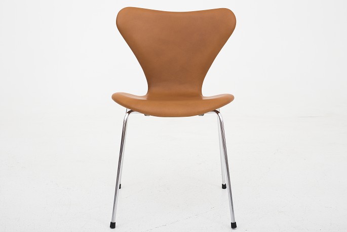 Arne Jacobsen / Fritz Hansen
AJ 3107 - "Syver"-stol i nybetrukket KLASSIK Cognac-læder. Vi tilbyder 
ompolstring af AJ 3107, betrukket med stof eller læder efter eget valg. Kontakt 
os for mere information.
Leveringstid: 6-8 uger
