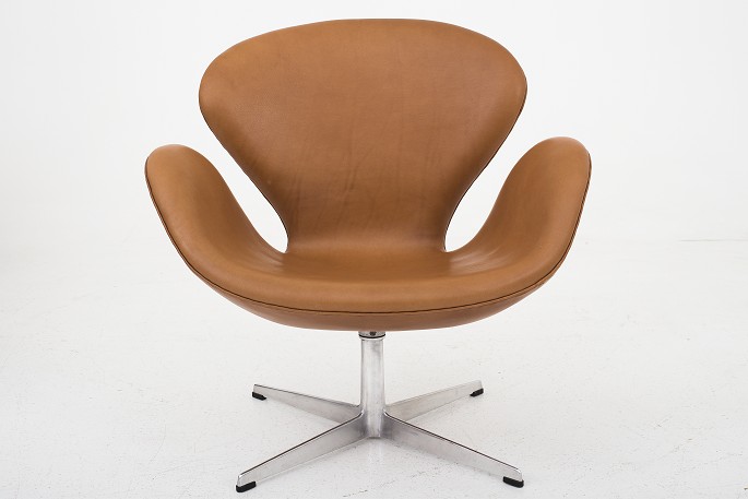 Arne Jacobsen / Fritz Hansen
AJ 3320 "Svanen" lænestol med gammel fod, nybetrukket i KLASSIK Cognac-læder
Leveringstid: 6-8 uger
Stand: Nyrestaureret
