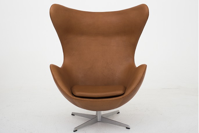 Arne Jacobsen / Fritz Hansen
AJ 3316 - Nybetrukket "Ægget" i KLASSIK Cognac-læder med gammel fod. Vist med 
læderfedt.
Leveringstid: 6-8 uger
Stand: Nyrestaureret
