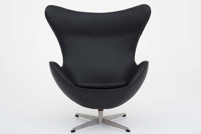 Arne Jacobsen / Fritz Hansen
AJ 3316 - Nybetrukket "Ægget" i sort KLASSIK-læder med gammel fod
Ny-restaureret
1 stk. på lager
