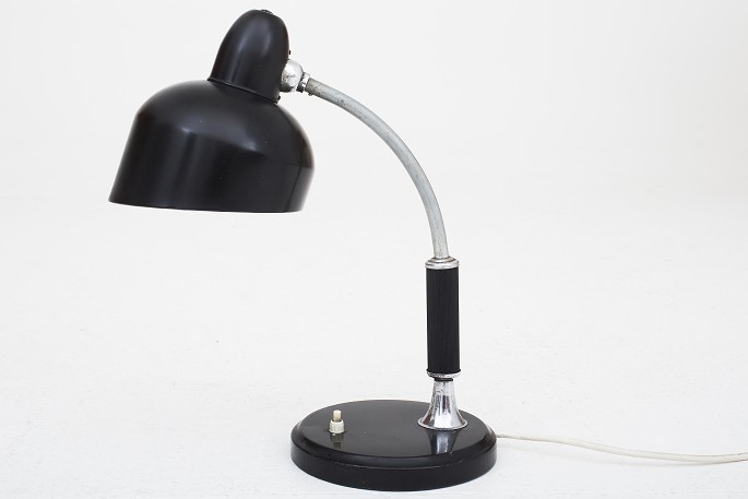 Escolux
Tysk bordlampe i sortlakeret metal
Pæn, brugt stand
1 stk. på lager
