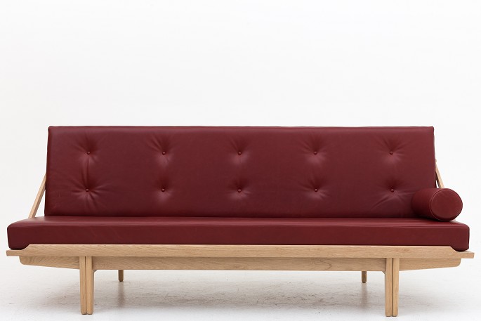 Poul Volther / KLASSIK Copenhagen
Daybed in oak w. cushions in Elegance Indian Red leather
Condition: New
Availability: 6-8 weeks
