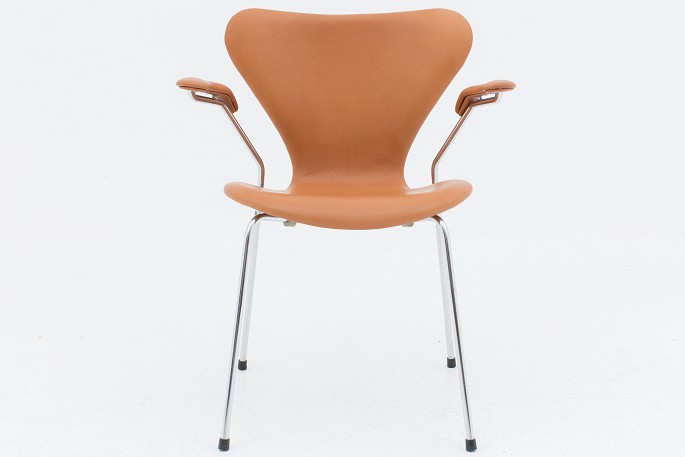 Arne Jacobsen / Fritz Hansen
AJ 3207 - Armstol, nybetrukket i KLASSIK Cognac og stel i stål.
Leveringstid: 6-8 uger
Vi tilbyder polstring af AJ 3207 med stof eller læder efter eget valg. Kontakt 
os venligst for mere information.
