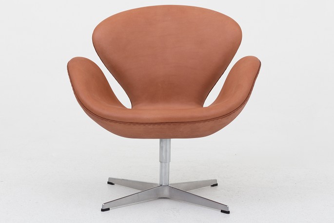 Arne Jacobsen / Fritz Hansen
AJ 3320 - Nybetrukket "Svanen" i Dunes Cognac på ny fod
Leveringstid: 6-8 uger
Nyrestaureret
Vi tilbyder polstring af Svanen med stof eller læder efter eget valg. Kontakt 
os venligst for mere information.
