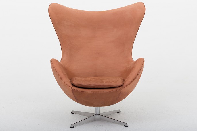 Arne Jacobsen / Fritz Hansen
AJ 3316 - Nybetrukket "Ægget i Dunes Cognac Rust med vip og ny fod
Nyrestaureret
Leveringstid: 6-8 uger
Vi tilbyder polstring af The Egg med stof eller læder efter eget valg. Kontakt 
os venligst for mere information.
