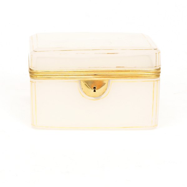 Sugarbox of white opal glass. France circa 1840. H: 9,5cm. W: 14,5cm