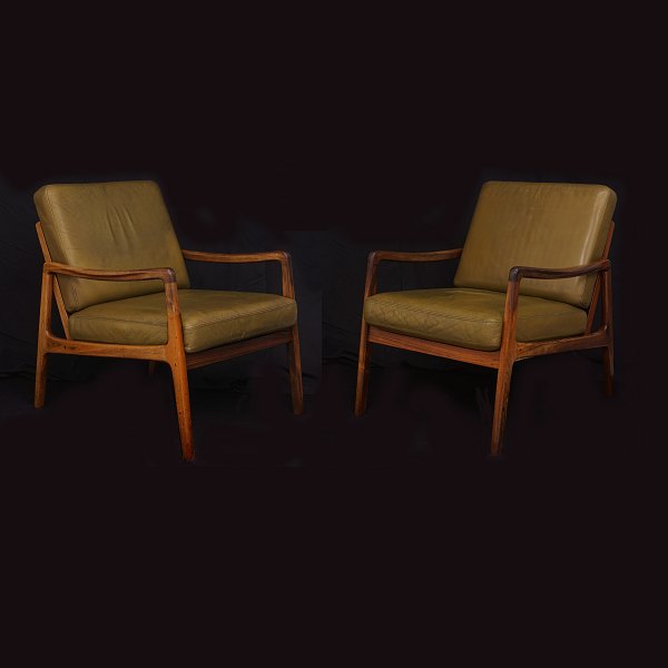 Ole Wanscher for France & Daverkosen: Et par lounge stole i palisander med 
originalt olivengrønt læder. Model FD 109. Design fra 1956.  H: 78cm / H sæde: 
43cm. B: 66cm