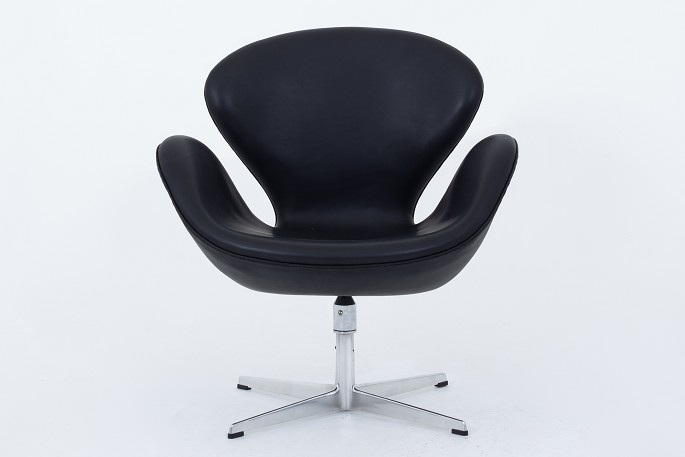 Arne Jacobsen / Fritz Hansen
AJ 3320 - "Svanen", nybetrukket i sort Elegance-læder på gl. fod med 
vippefunktion. Vi tilbyder polstring af Svanen med stof eller læder efter eget 
ønske. Kontakt os venligst for mere information.
Nyrestauret
Leveringstid: 6-8 uger
