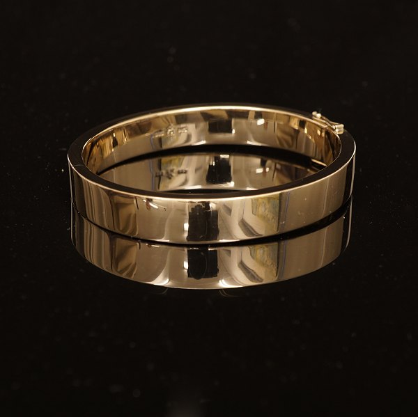 Frantz Hingelberg, Aarhus, Denmark: Oval bracelet, 14 ct gold. Size: 6x5,3cm. W: 
28,4gr