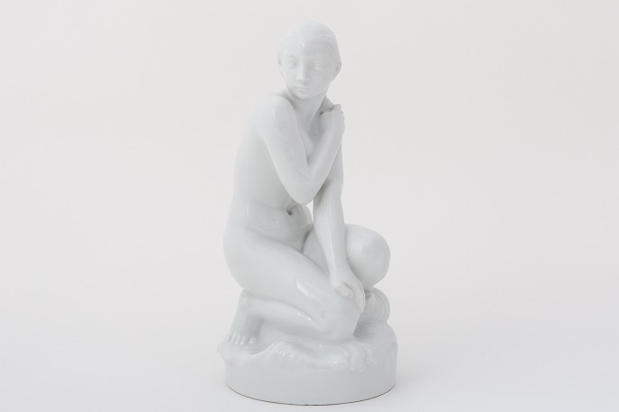 Holger Christensen / Royal Copenhagen
Figure of blanc de chine porcelain of kneeling woman.
1 pc. in stock
Good condition
Location: KLASSIK Flagship Store - Bredgade 3, 1260 KBH. K.
