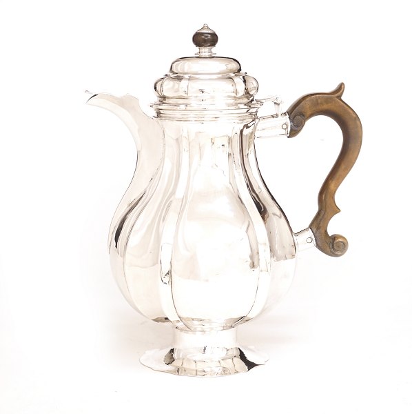 Barok kaffekande af sølv. Mester: Jørgen Nielsen Lind, København, 1740-1756. 
Dateret 1746. H: 25,5cm. V: 756gr