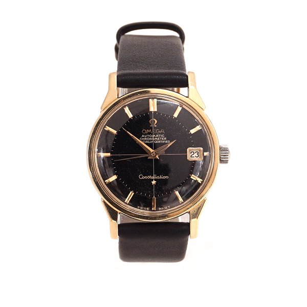 Omega Constellation Automatic. Sort skive i flot stand. Forgyldt kasse. Ref. 
168.005. Årgang 1966. Caliber 564. D: 34mm. Leveres med ny, uoriginal rem