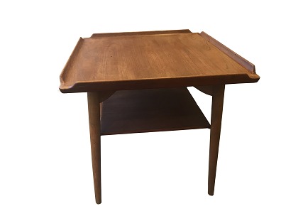 Bord med kehlet kant og hylde
Ukendt
Teak
B og L 60 cm, H 61 cm
