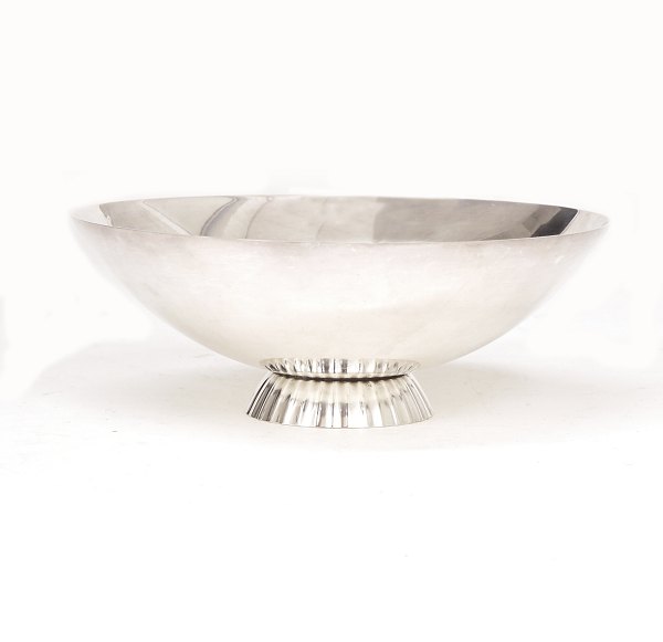 A Sterlingsilver bowl by Siegvard Bernadotte for Georg Jensen. #823. H: 6cm. D: 
16,5cm. W: 259gr