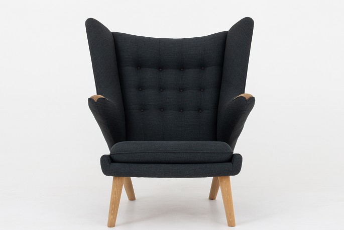 Hans J. Wegner / AP Stolen
AP 19 - Nybetrukket Bamsestol i Clara 2-stof (code: 987) med knapper i 
Savanne-læder (farve: Coffee). Poter og ben i eg.
Leveringstid: 6-8 uger
Ny-restaureret
