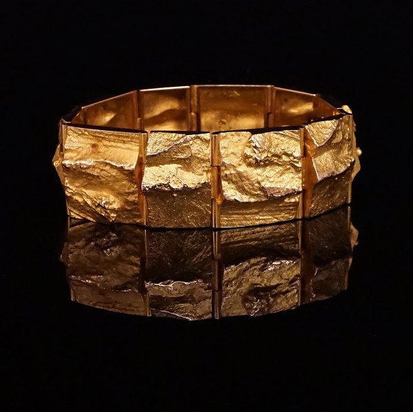 Kraftigt og bredt Lapponia armbånd i 14kt guld. Stemplet Lapponia, Finland. L: 
19,5. B: 2,3cm. V: 65,4gr