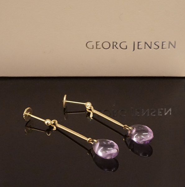 Georg Jensen: Et par ørestikker i 18kt guld. Leveres i original æske. L: 4,2cm + 
lås