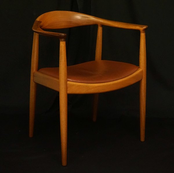 Hans J. Wegner: The Chair i mahogni, PP 503, med rødt lædersæde. Fremstillet hos 
PP Møbler