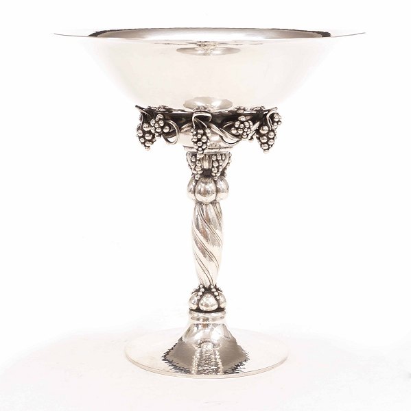 Georg Jensen: A large grape sterlingsilver tazza. #264A. H: 27cm. W: 1.282gr