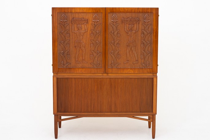 Knud A. Jørgensen / Arnold Petersen
Unique linen-press in Honduras-mahogany w. tambour and decorative carvings, 
from 1950.
1 pc. in stock
Good condition
