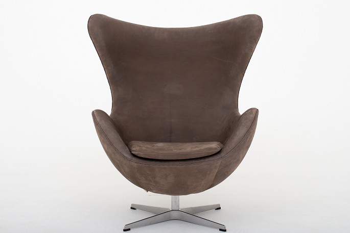 Arne Jacobsen / Fritz Hansen
AJ 3316 - Nybetrukket "Ægget" i Royal Nubuck fv. Stone og ny fod m. vip.
<br>
Ægget (1958) blev tegnet til SAS Royal Hotel i København sammen med Svanen og 
Gryden. Stolen er i dag et designikon.
Leveringstid: 6-8 uger
Ny-restaureret
