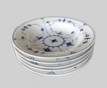 Musselmalet suppetallerkener, små
Royal Copenhagen
Porcelæn
D: 22 cm
1. sortering
5
