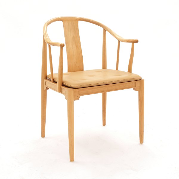 Hans J. Wegner, 1914-2007: Kinastolen i kirsebær. Produceret af Fritz Hansen