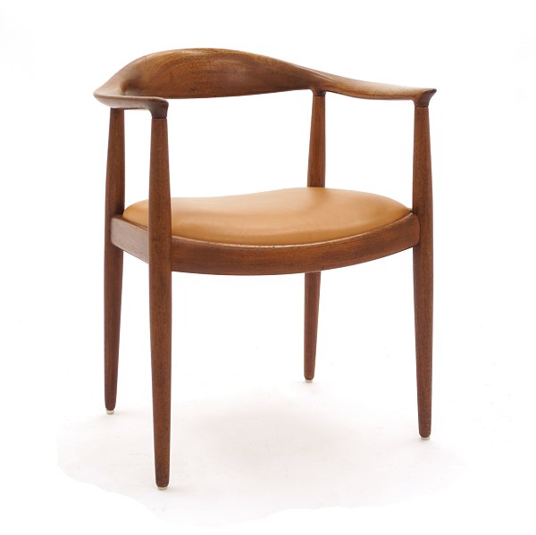 Hans J. Wegner, 1914-2007: The Chair i teak
Sæde med lyst cognacfarvet læder. Let patineret