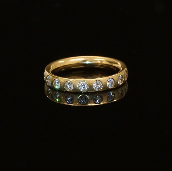 Georg Jensen 18kt guld alliancering med ni brillantslebne diamanter. I alt ca. 
0,18ct. Ringstr. 55